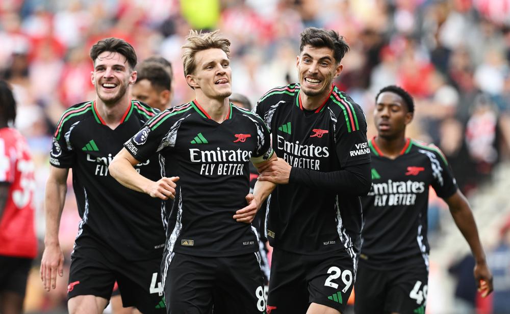 张伯伦：阿森纳具备成功的一切因素，我不算老还想继续踢球